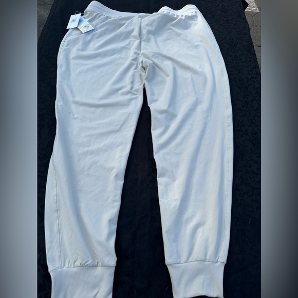 NWT Zella lightweight athletic pants size L
Polyester & Spandex - Picture 3 of 7